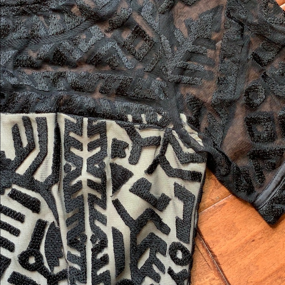 Parker geometric embroidery top xs - Picture 4 of 6